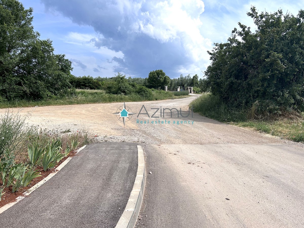 Istria, Dignano, terreno edificabile 12642m2, zona residenziale e commerciale, centro, vista