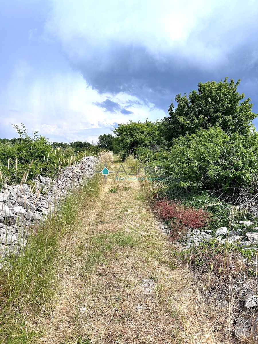 Istria, Dignano, terreno edificabile 12642m2, zona residenziale e commerciale, centro, vista