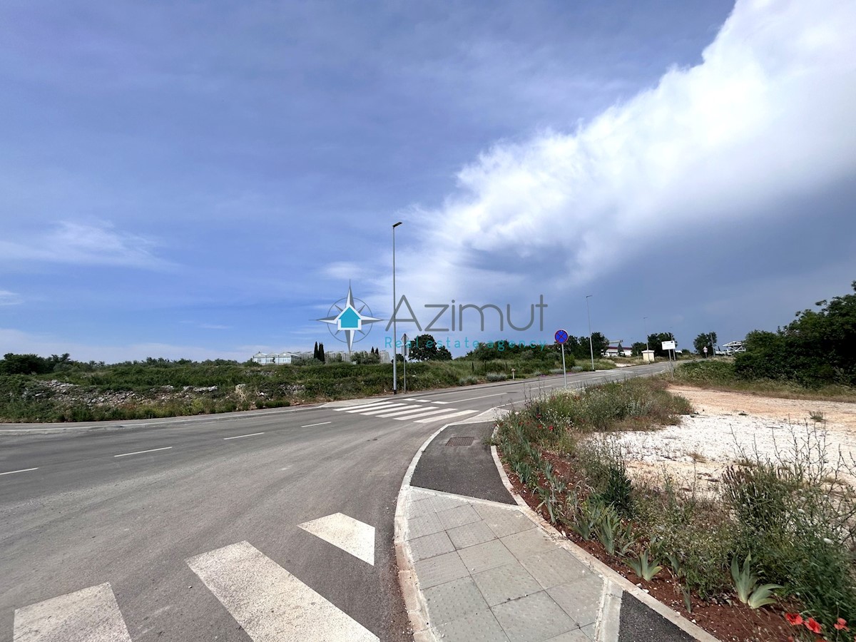 Istria, Dignano, terreno edificabile 12642m2, zona residenziale e commerciale, centro, vista