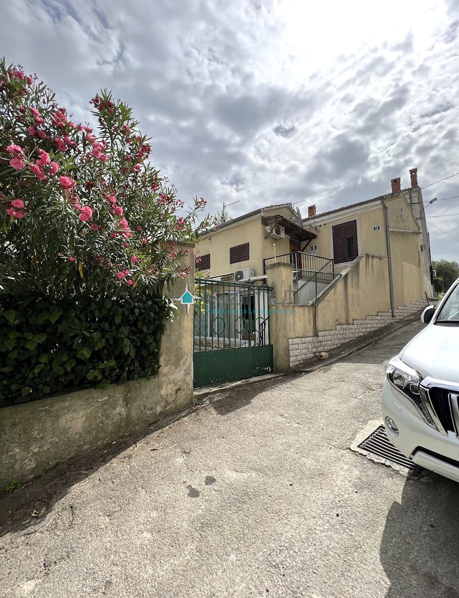 Istria, centro di Pola, casa 150m2, 3 posti auto, garage, vicino all&apos;ospedale