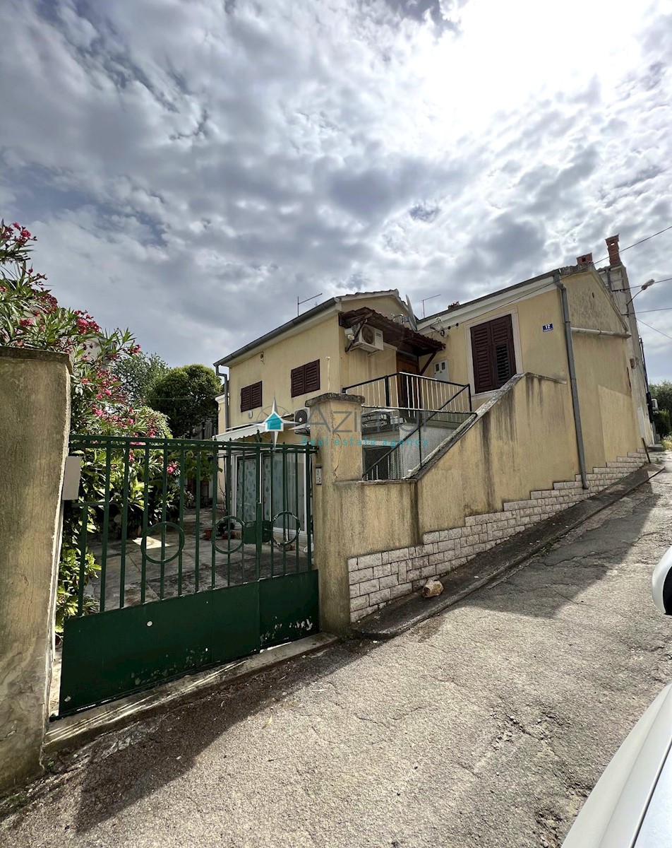 Istria, centro di Pola, casa 150m2, 3 posti auto, garage, vicino all&apos;ospedale