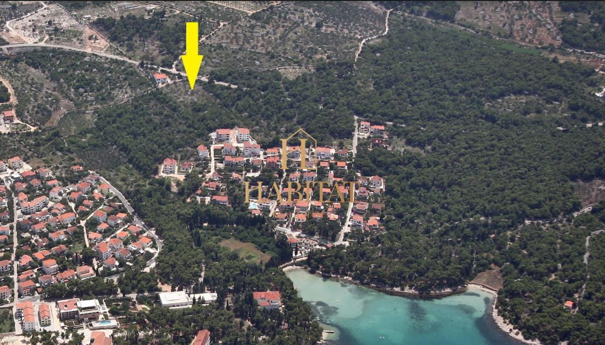 Dalmazia, Isola di Brač, Supetar, terreno edificabile 3000m2, uso misto, vista mare, 350m dal mare
