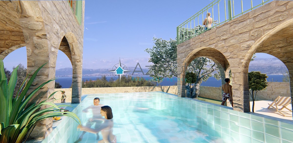 Dalmazia, Isola di Brač, Supetar, terreno edificabile 3000m2, uso misto, vista mare, 350m dal mare