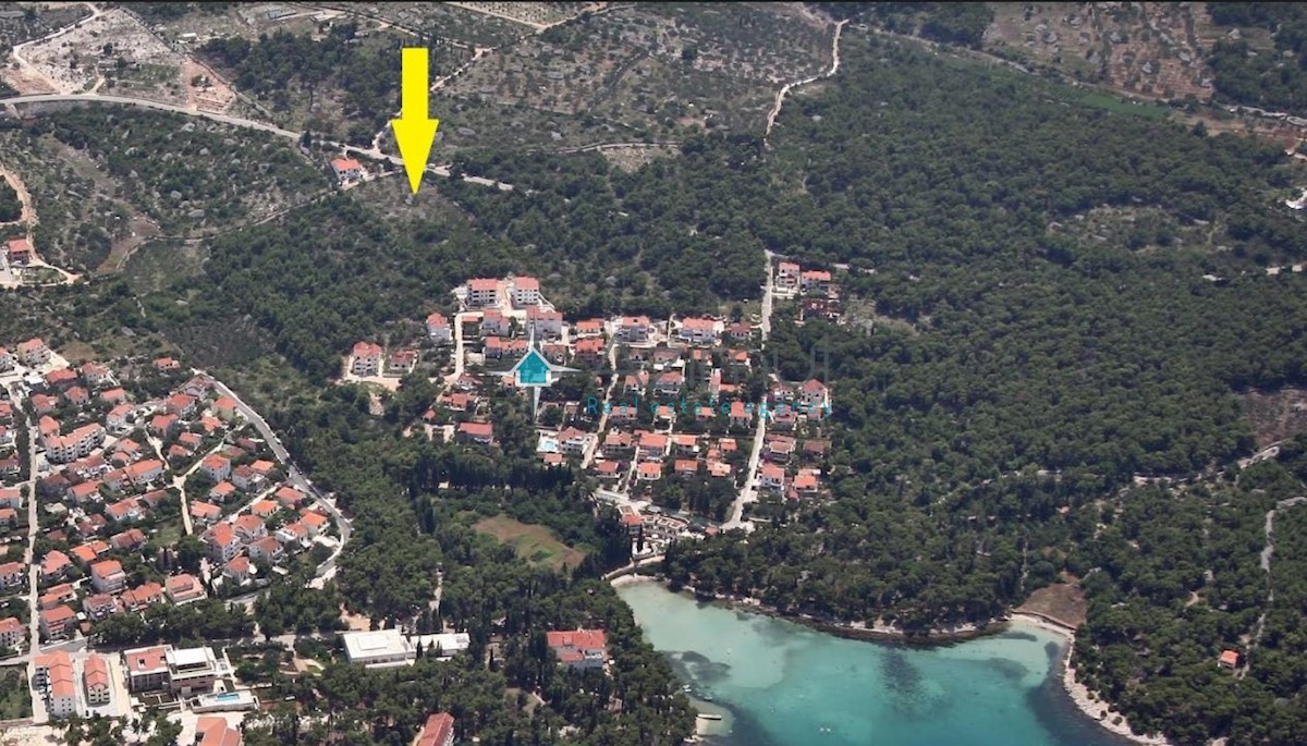 Dalmazia, Isola di Brač, Supetar, terreno edificabile 3000m2, uso misto, vista mare, 350m dal mare