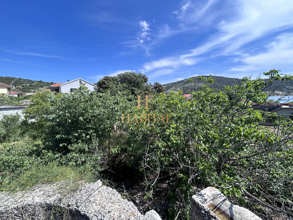 Dalmazia, Vinišće, terreno edificabile 1252m2, vista mare dal primo piano, ottima posizione, 80m dal mare