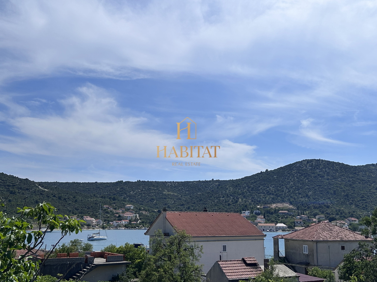 Dalmazia, Vinišće, terreno edificabile 1252m2, vista mare dal primo piano, ottima posizione, 80m dal mare