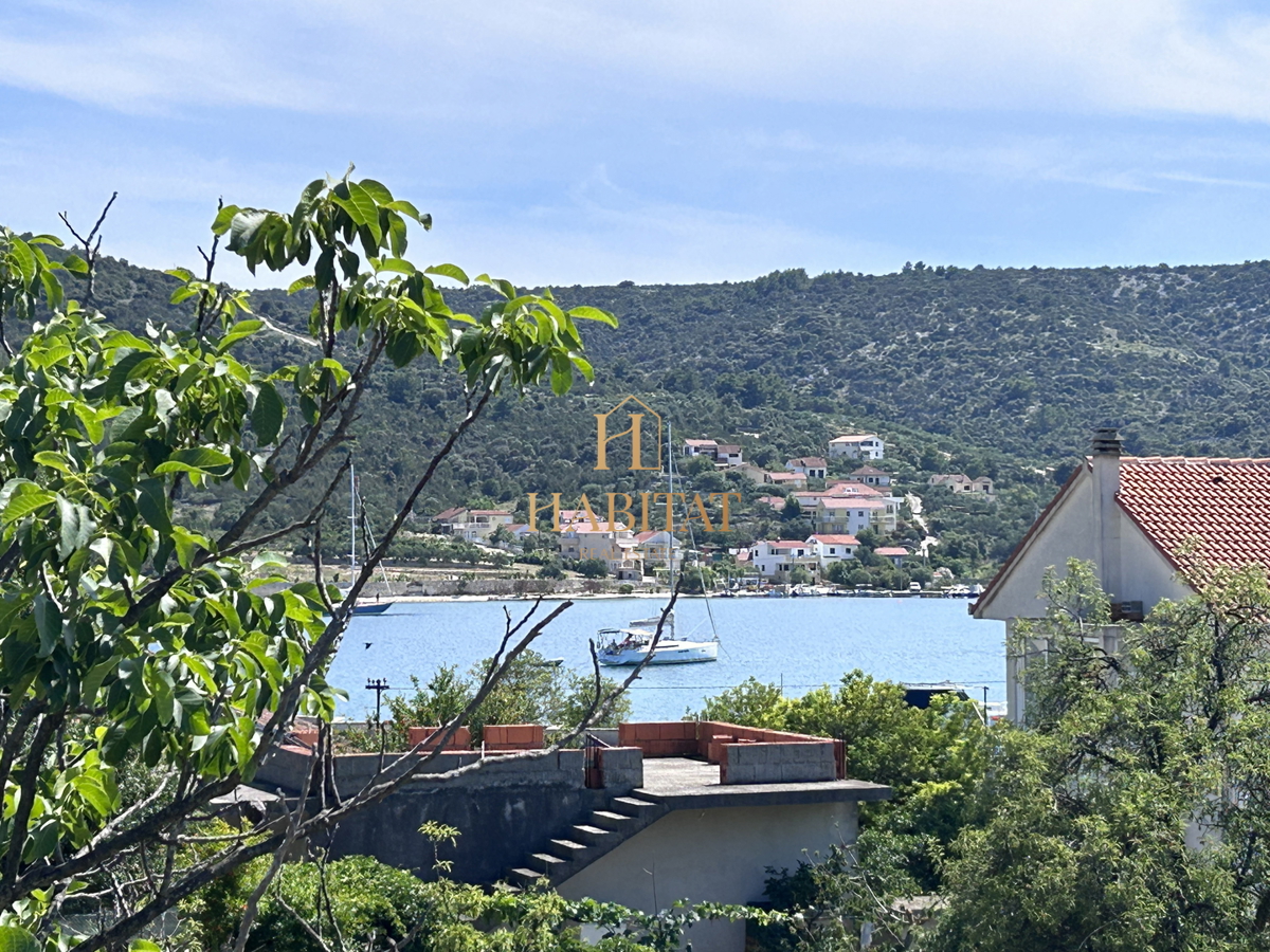 Dalmazia, Vinišće, terreno edificabile 1252m2, vista mare dal primo piano, ottima posizione, 80m dal mare
