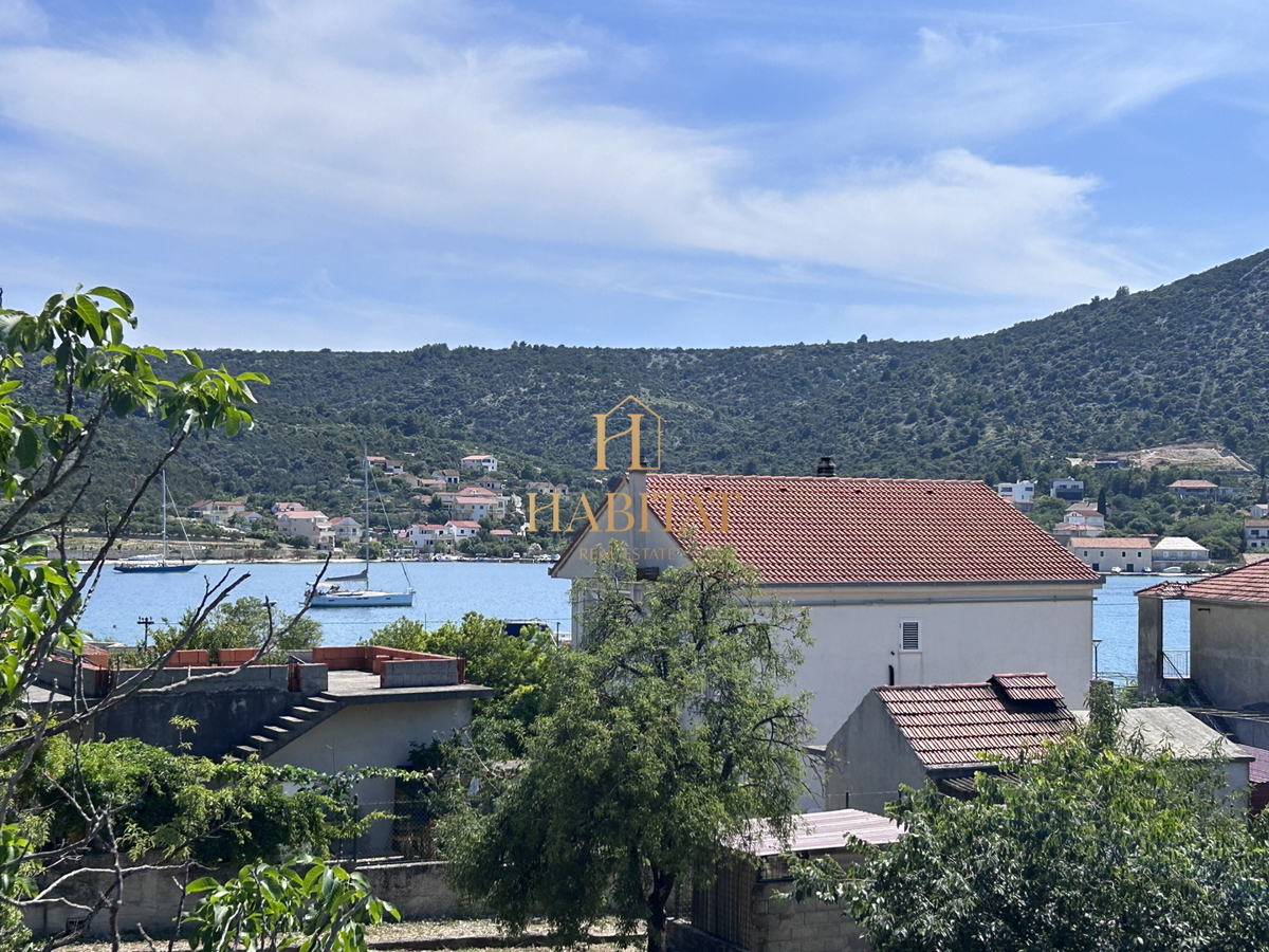Dalmazia, Vinišće, terreno edificabile 1252m2, vista mare dal primo piano, ottima posizione, 80m dal mare