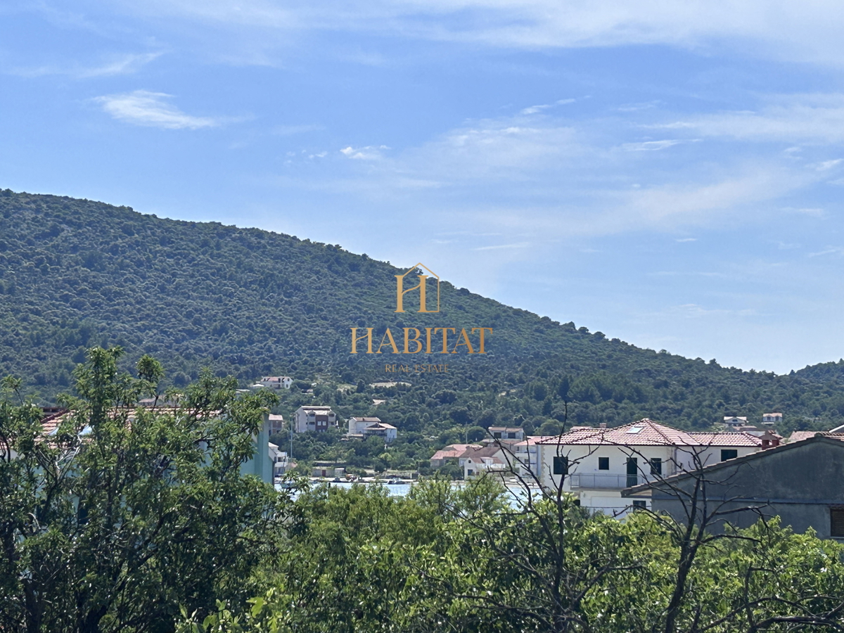 Dalmazia, Vinišće, terreno edificabile 1252m2, vista mare dal primo piano, ottima posizione, 80m dal mare