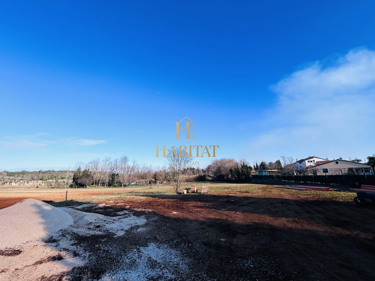 Istria, Savudrija, terreno agricolo 396m2, investimento, elettricità, acqua, vicino alla zona di costruzione, 300m dal mare e dalla spiaggia