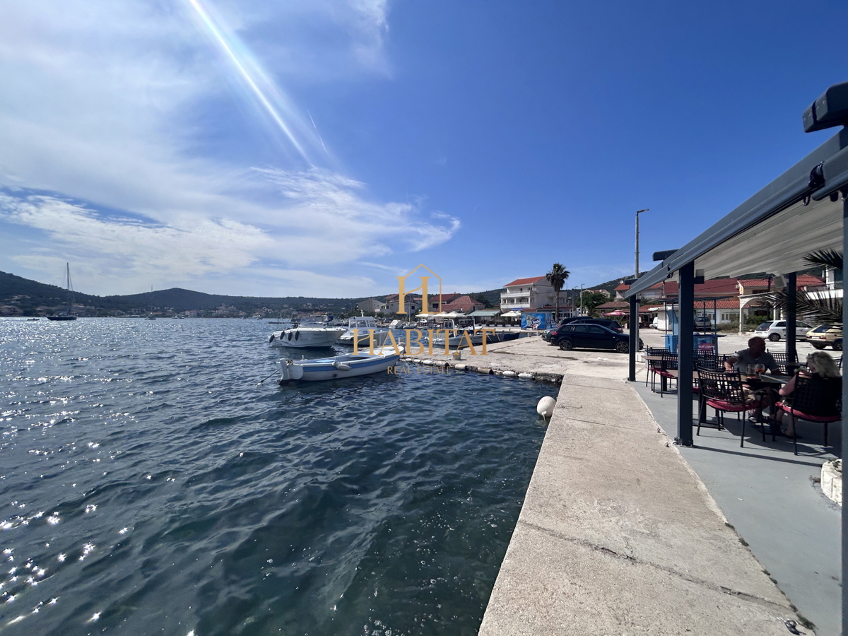 Dalmazia, Vinišće, terreno edificabile 1015m2 uso misto, elettricità e acqua accanto al terreno, splendida vista sul mare aperto