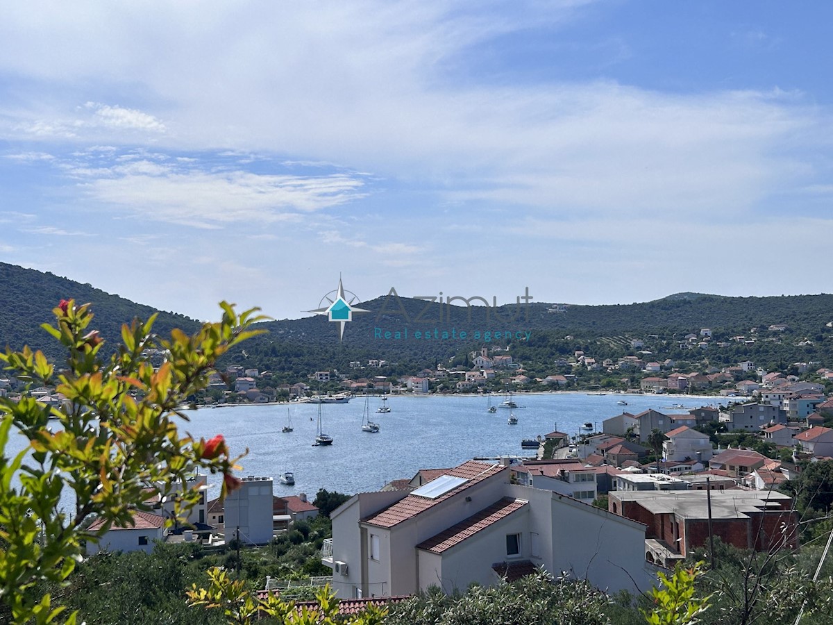 Dalmazia, Vinišće, terreno edificabile 1015m2 uso misto, elettricità e acqua accanto al terreno, splendida vista sul mare aperto