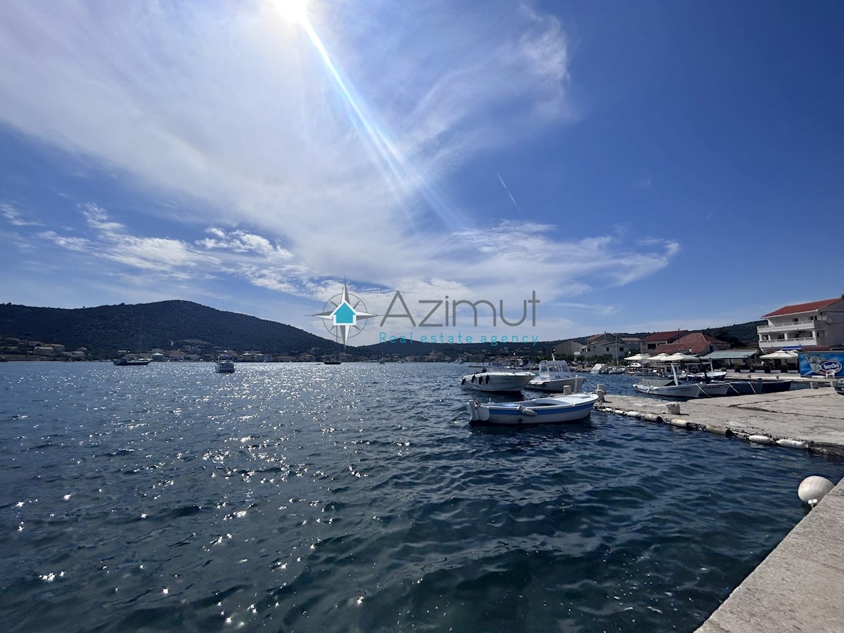 Dalmazia, Vinišće, terreno edificabile 1015m2 uso misto, elettricità e acqua accanto al terreno, splendida vista sul mare aperto