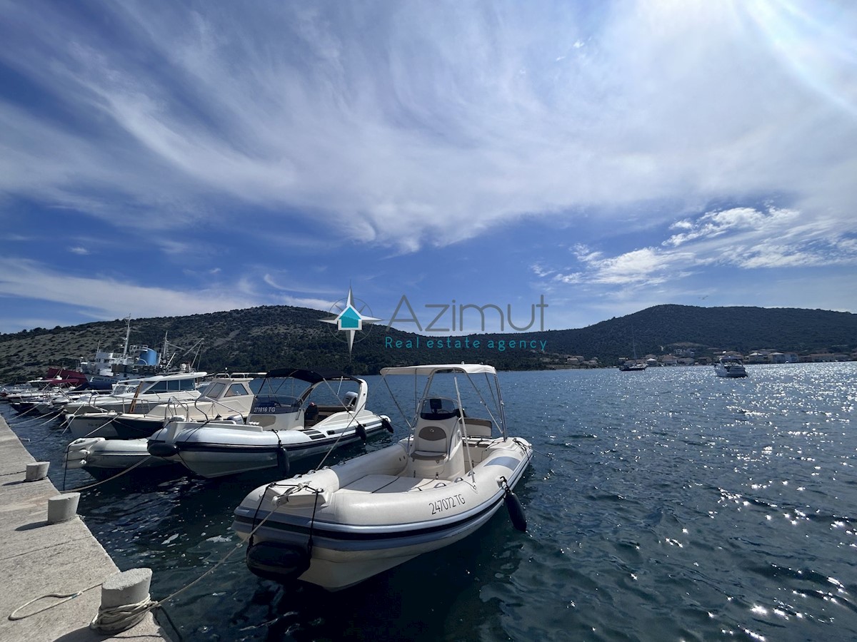 Dalmazia, Vinišće, terreno edificabile 1015m2 uso misto, elettricità e acqua accanto al terreno, splendida vista sul mare aperto