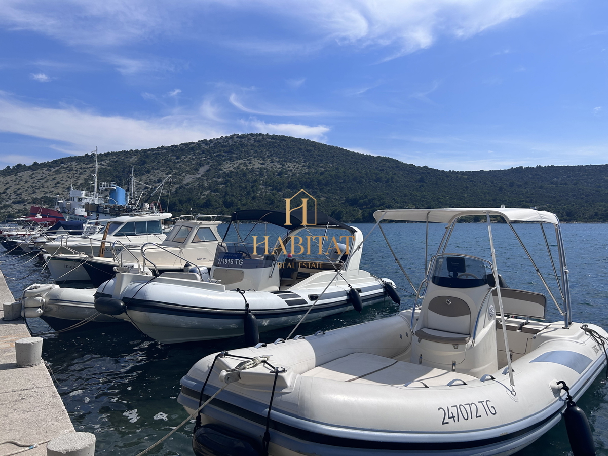 Dalmazia, Vinišće, terreno edificabile 1015m2 uso misto, elettricità e acqua accanto al terreno, splendida vista sul mare aperto