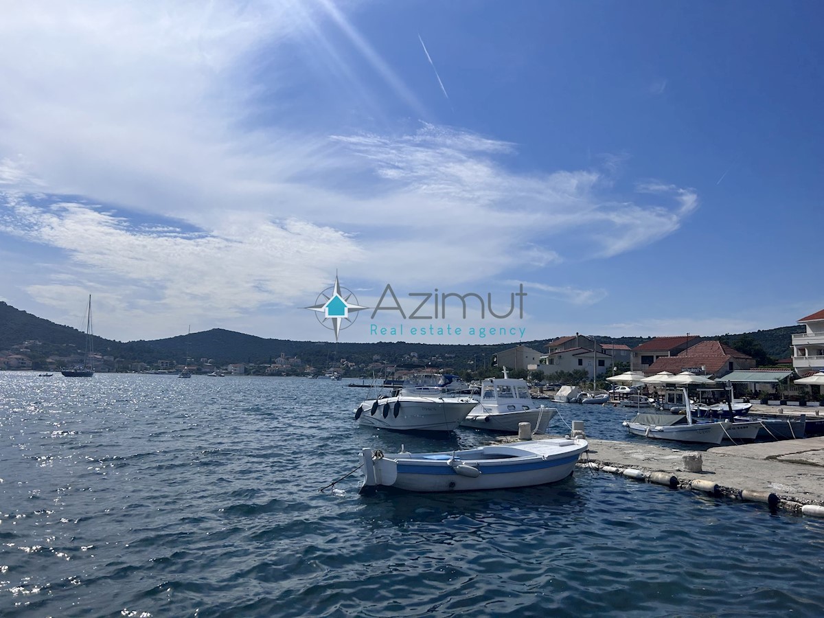 Dalmazia, Vinišće, terreno edificabile 1015m2 uso misto, elettricità e acqua accanto al terreno, splendida vista sul mare aperto