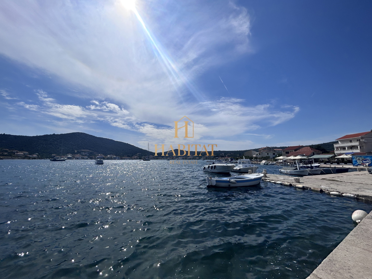 Dalmazia, Vinišće, terreno edificabile 1015m2 uso misto, elettricità e acqua accanto al terreno, splendida vista sul mare aperto