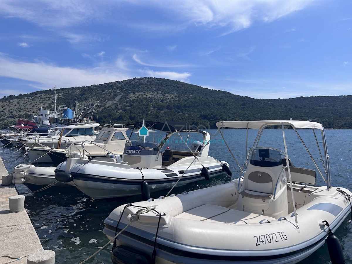 Dalmazia, Vinišće, terreno edificabile 1015m2 uso misto, elettricità e acqua accanto al terreno, splendida vista sul mare aperto