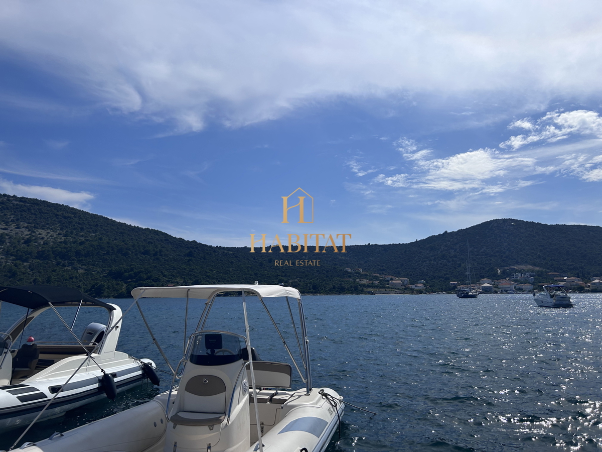 Dalmazia, Vinišće, terreno edificabile 1015m2 uso misto, elettricità e acqua accanto al terreno, splendida vista sul mare aperto