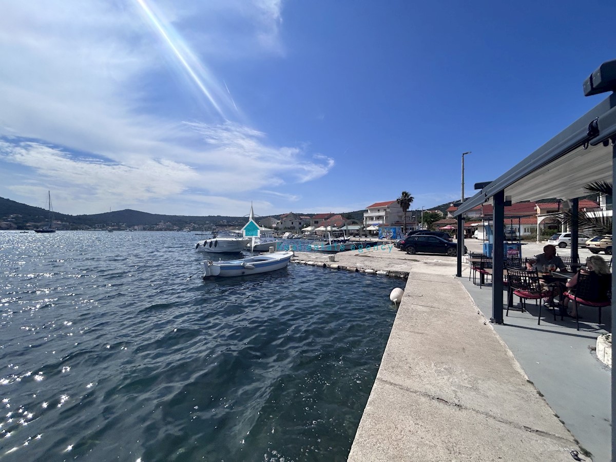 Dalmazia, Vinišće, terreno edificabile 1015m2 uso misto, elettricità e acqua accanto al terreno, splendida vista sul mare aperto