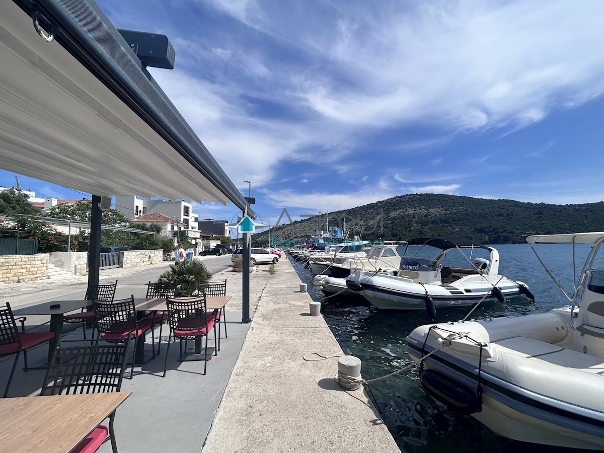 Dalmazia, Vinišće, terreno edificabile 1015m2 uso misto, elettricità e acqua accanto al terreno, splendida vista sul mare aperto