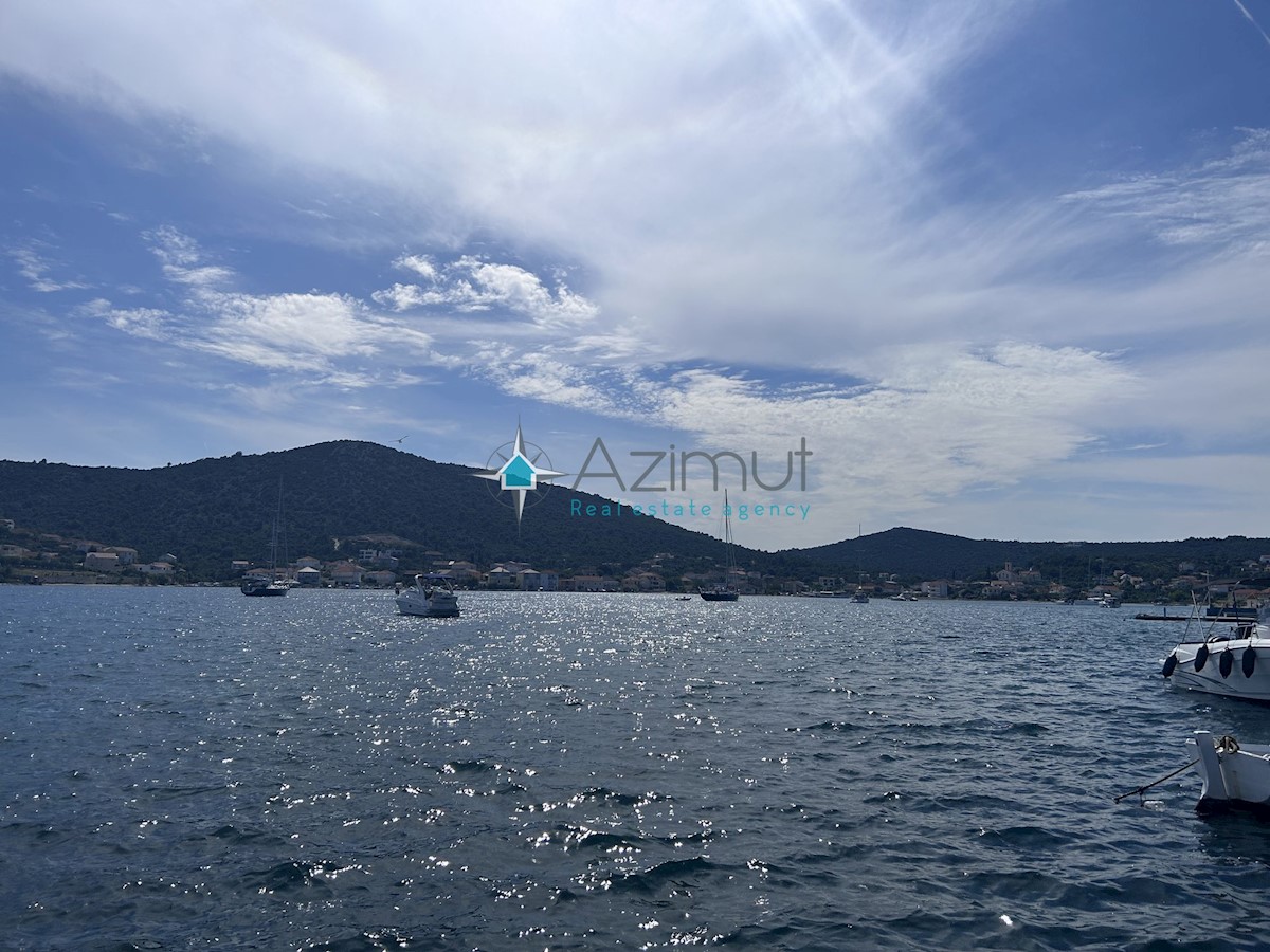 Dalmazia, Vinišće, terreno edificabile 1015m2 uso misto, elettricità e acqua accanto al terreno, splendida vista sul mare aperto