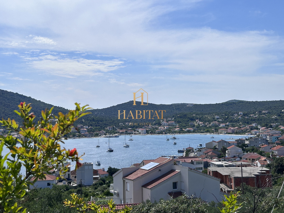 Dalmazia, Vinišće, terreno edificabile 1015m2 uso misto, elettricità e acqua accanto al terreno, splendida vista sul mare aperto