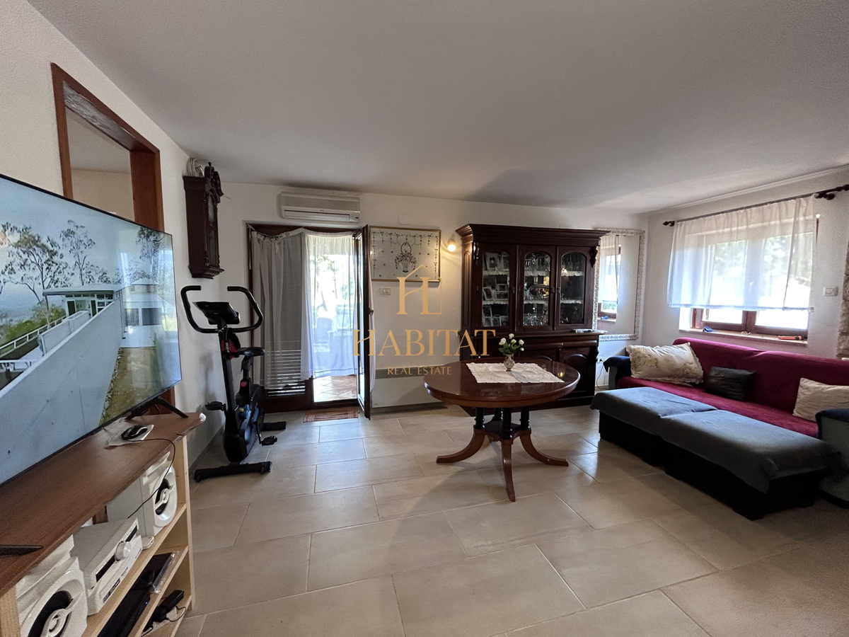 Istria, Kršin vicino a Cittanova, due appartamenti 130m2, cortile 140m2, parcheggio