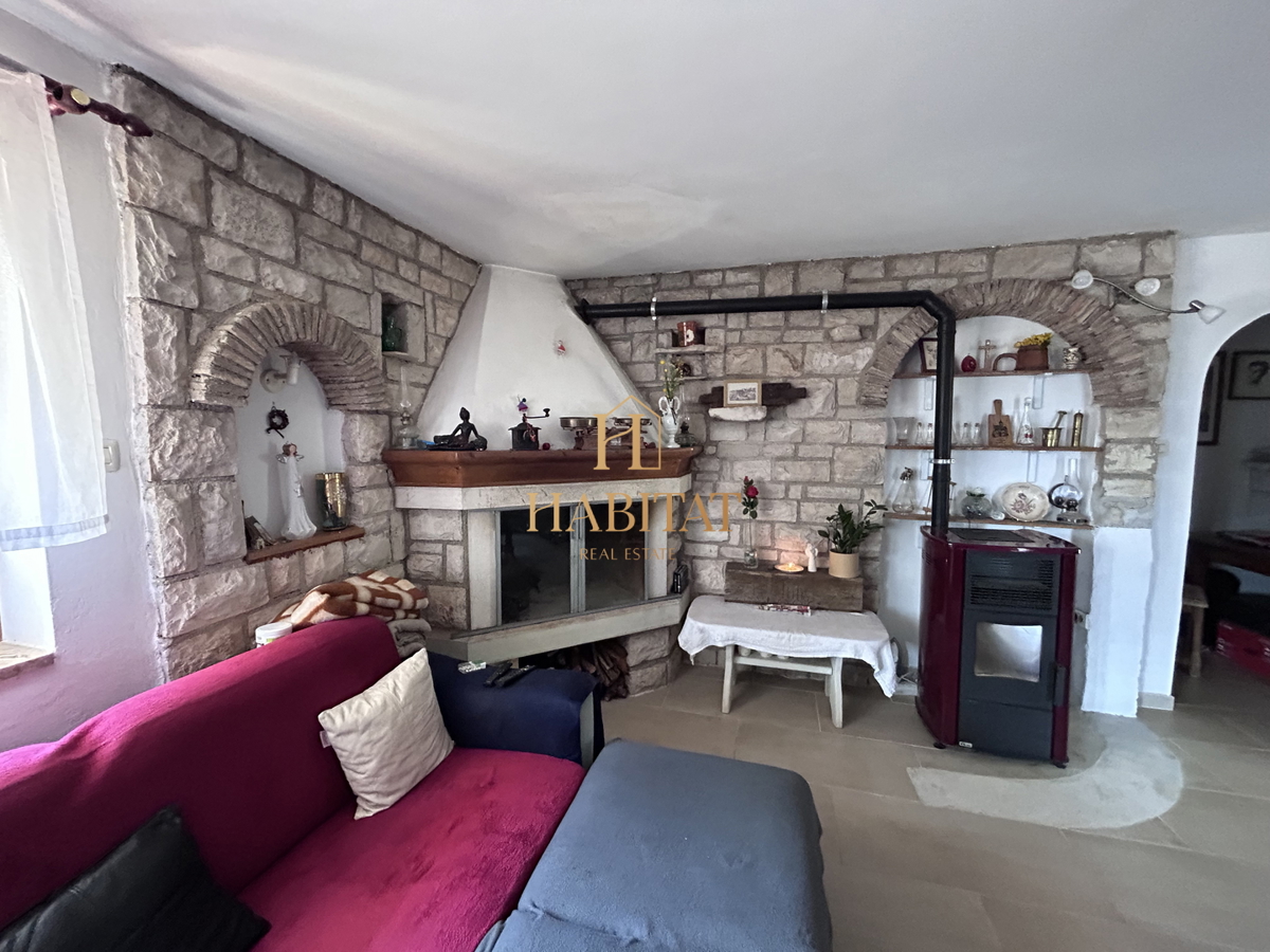 Istria, Kršin vicino a Cittanova, due appartamenti 130m2, cortile 140m2, parcheggio