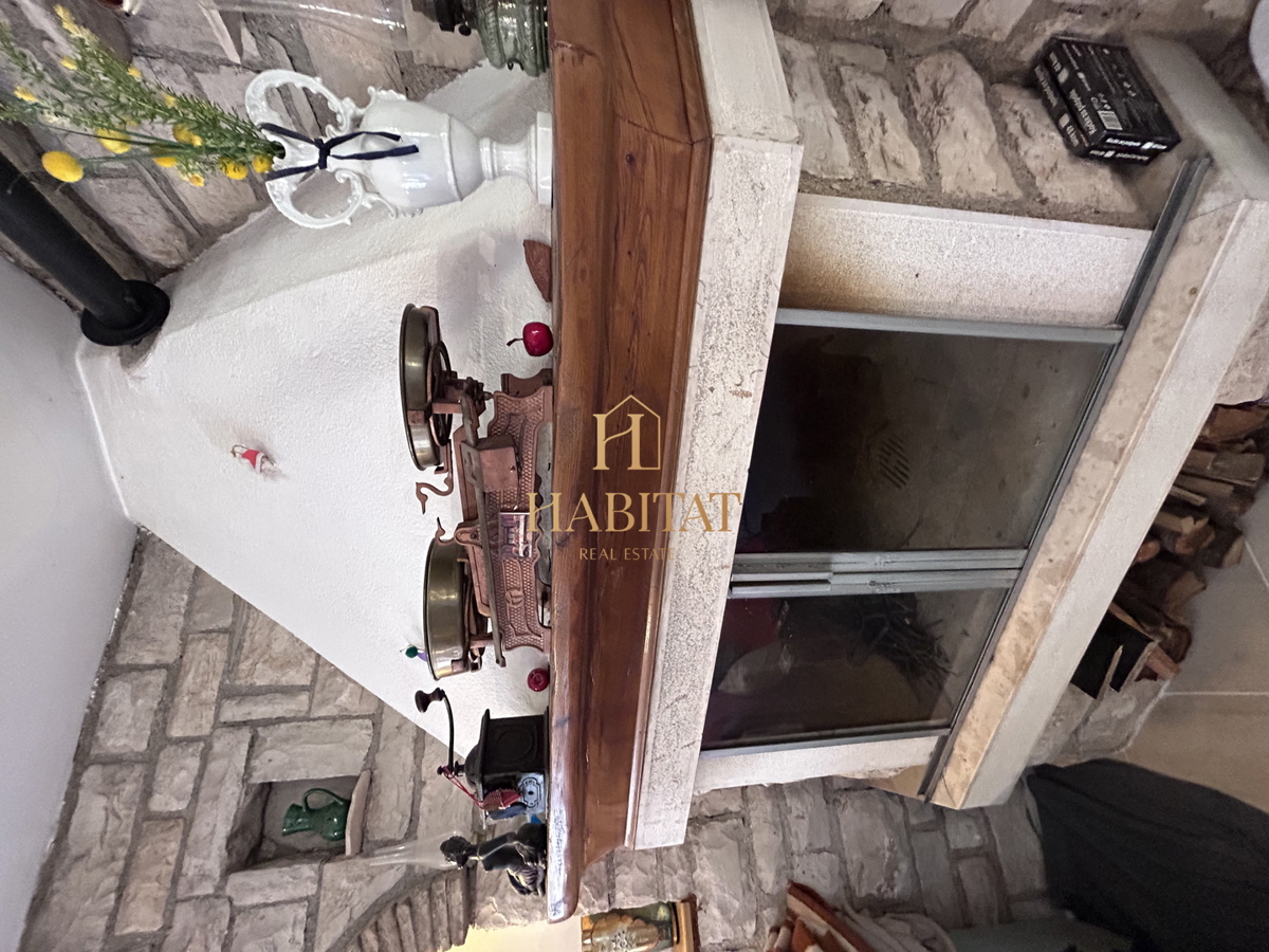 Istria, Kršin vicino a Cittanova, due appartamenti 130m2, cortile 140m2, parcheggio