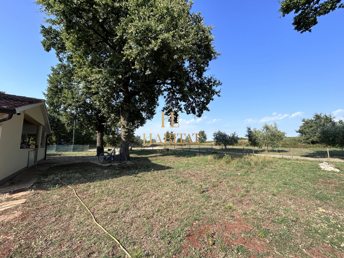 Istria, Kršin vicino a Cittanova, due appartamenti 130m2, cortile 140m2, parcheggio