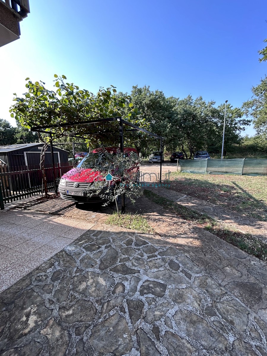 Istria, Kršin vicino a Cittanova, due appartamenti 130m2, cortile 140m2, parcheggio