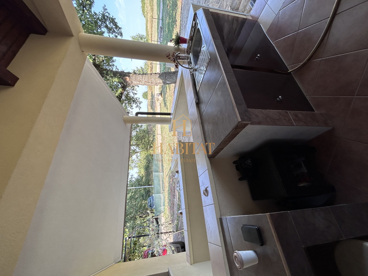 Istria, Kršin vicino a Cittanova, due appartamenti 130m2, cortile 140m2, parcheggio