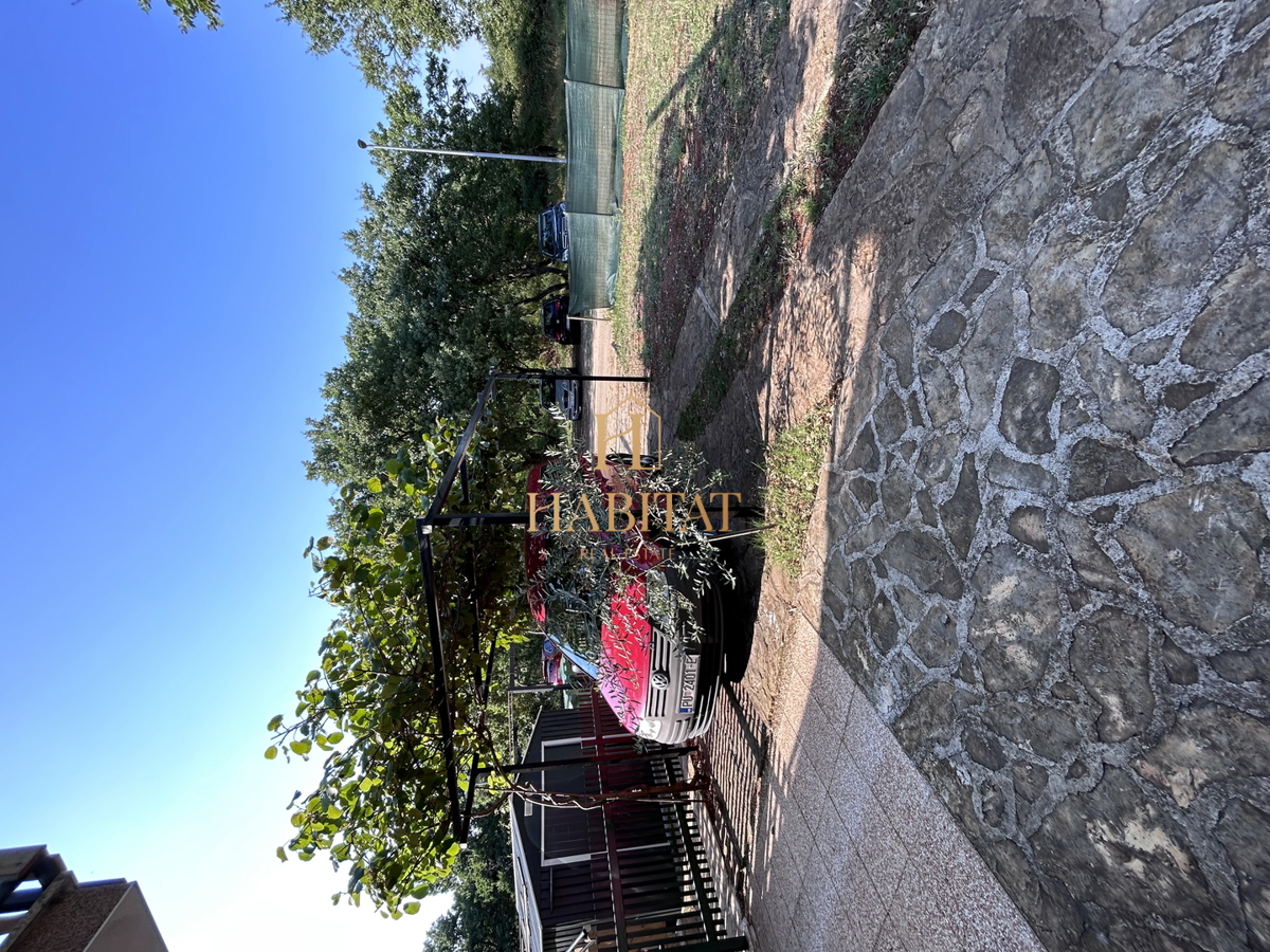 Istria, Kršin vicino a Cittanova, due appartamenti 130m2, cortile 140m2, parcheggio