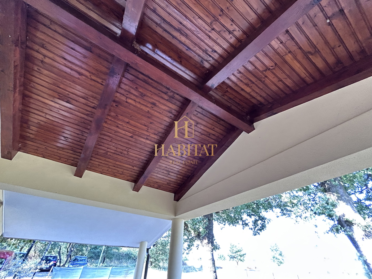 Istria, Kršin vicino a Cittanova, due appartamenti 130m2, cortile 140m2, parcheggio
