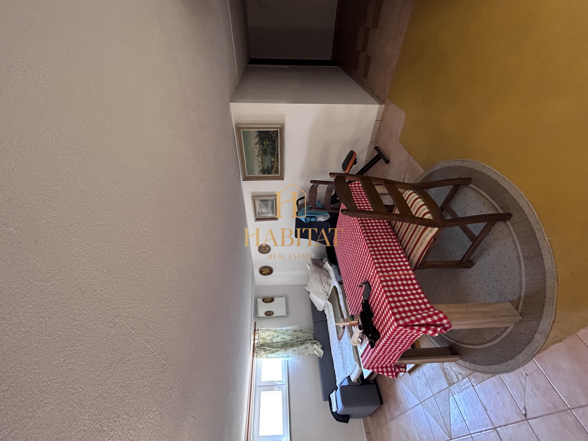 Istria, Kršin vicino a Cittanova, due appartamenti 130m2, cortile 140m2, parcheggio
