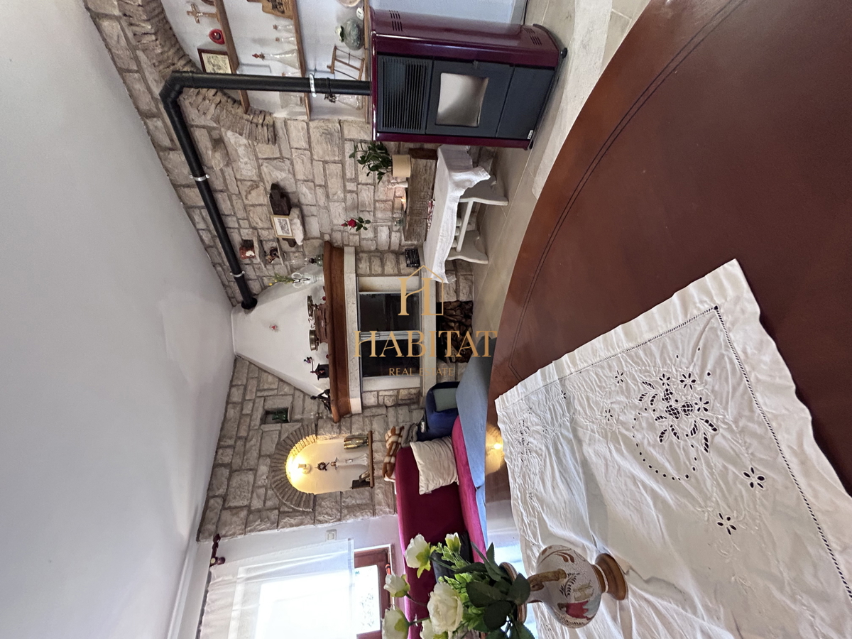 Istria, Kršin vicino a Cittanova, due appartamenti 130m2, cortile 140m2, parcheggio