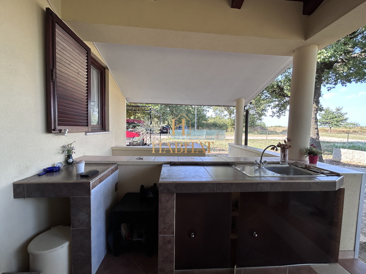 Istria, Kršin vicino a Cittanova, due appartamenti 130m2, cortile 140m2, parcheggio