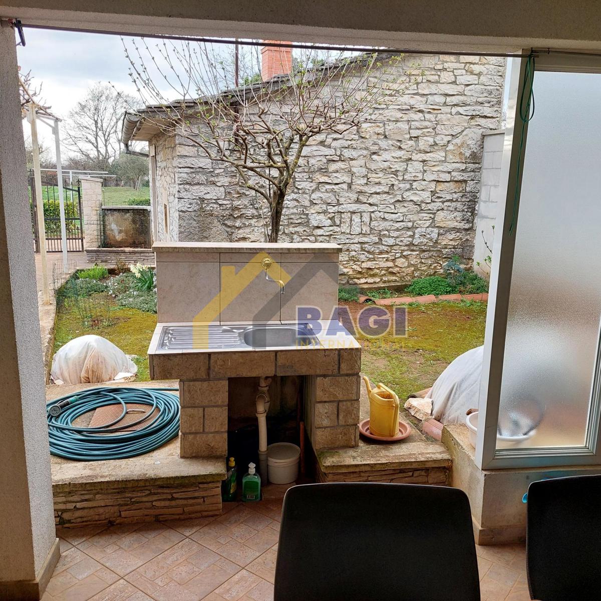 Casa in pietra, taverna e strutture accessorie - dintorni di Gimino