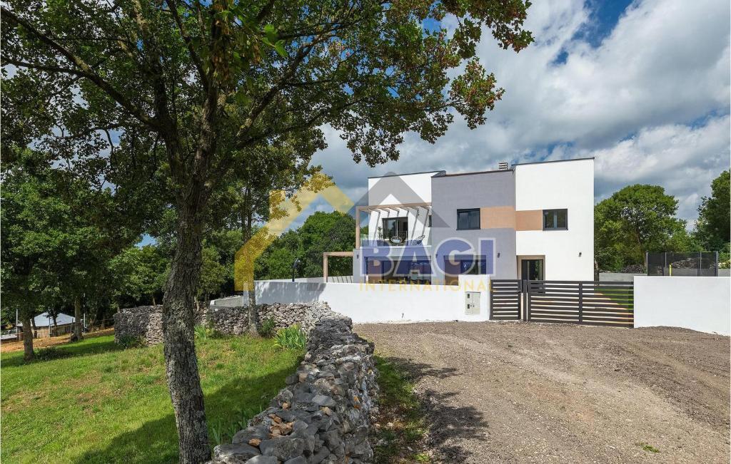 Splendida villa con piscina sulla collina – Barban