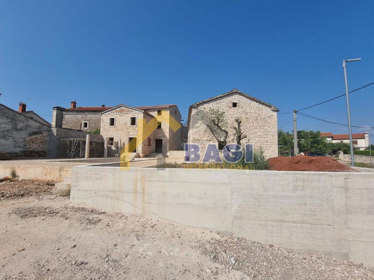 Due case in pietra con piscina - dintorni di Gimino