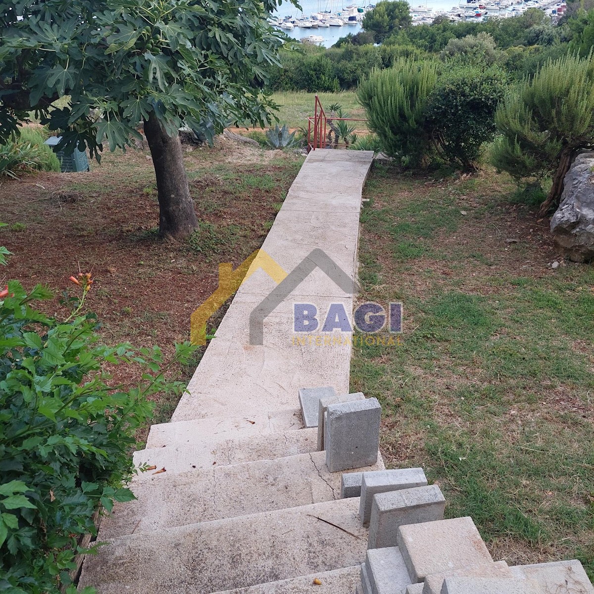 Posizione TOP Appartamento con giardino e vista sul porto turistico, prima fila