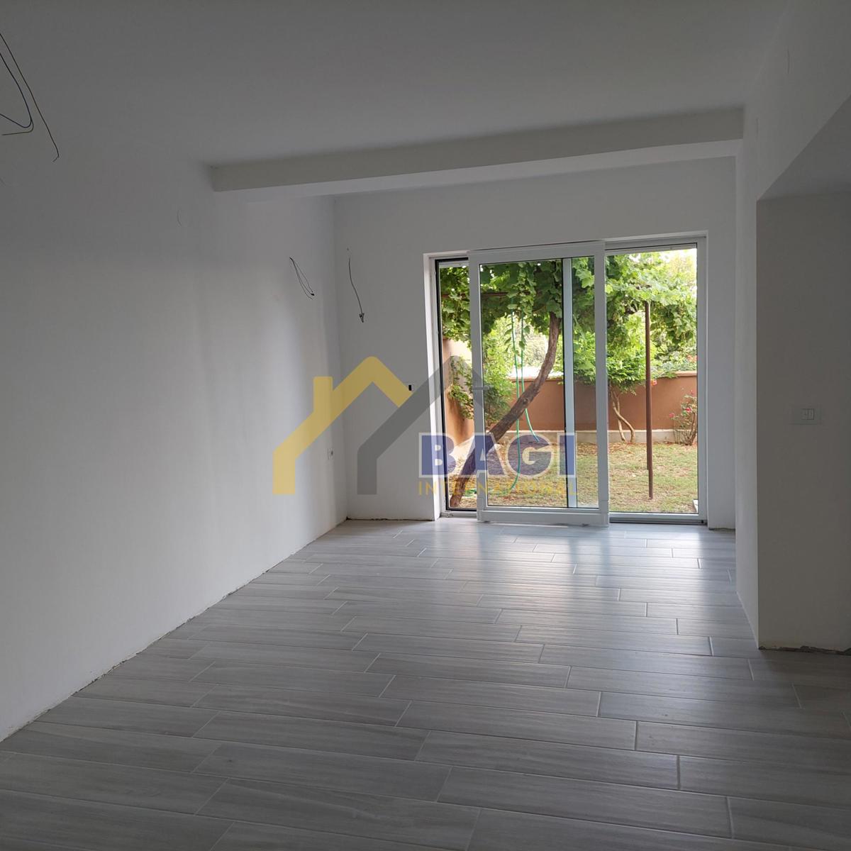 Posizione TOP Appartamento con giardino e vista sul porto turistico, prima fila