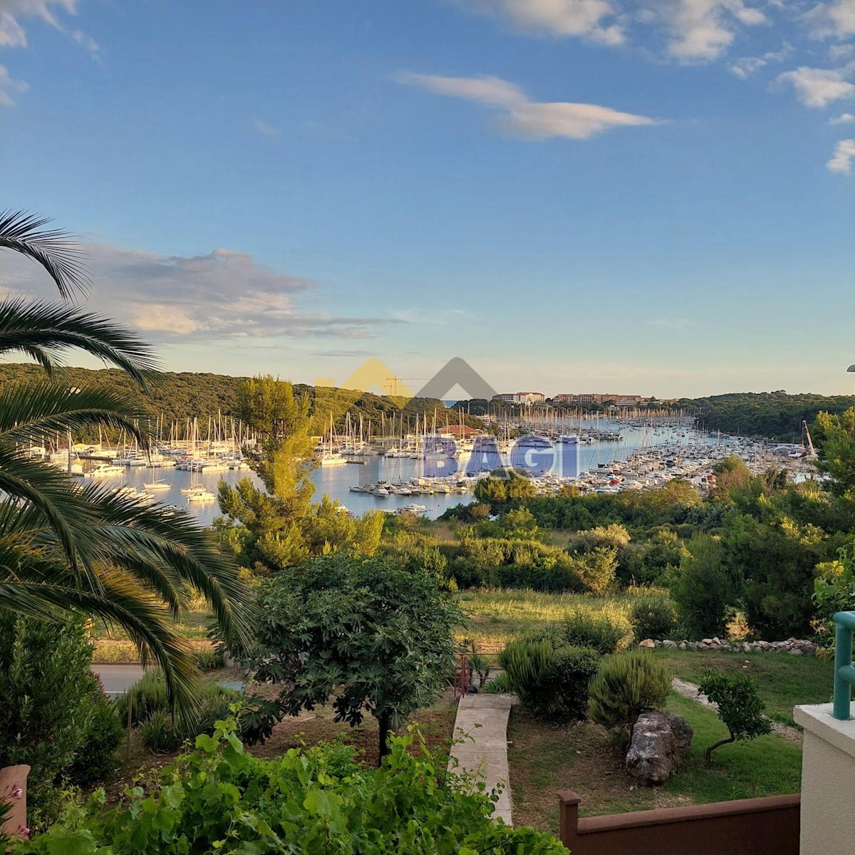 Posizione TOP Appartamento con giardino e vista sul porto turistico, prima fila