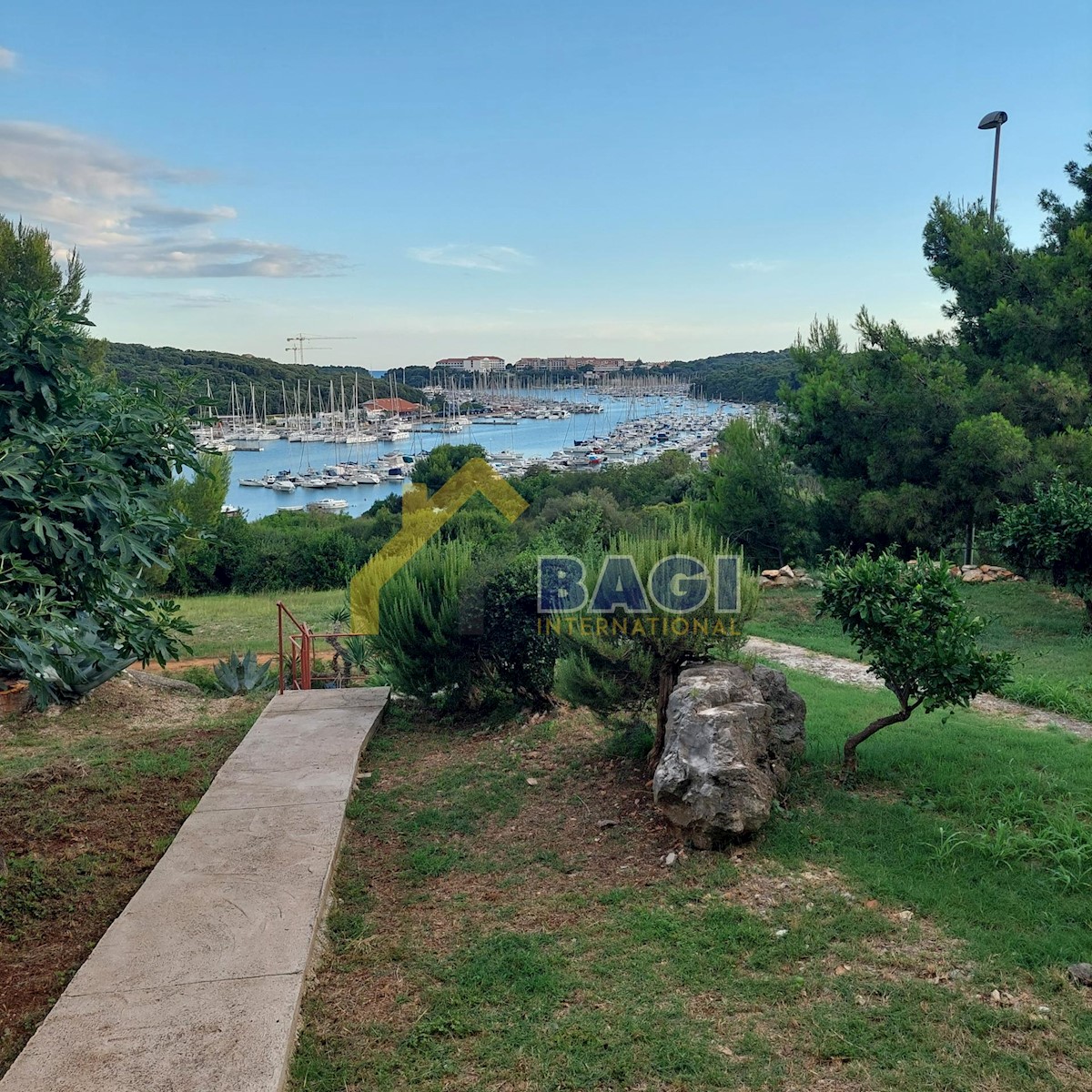 Posizione TOP Appartamento con giardino e vista sul porto turistico, prima fila