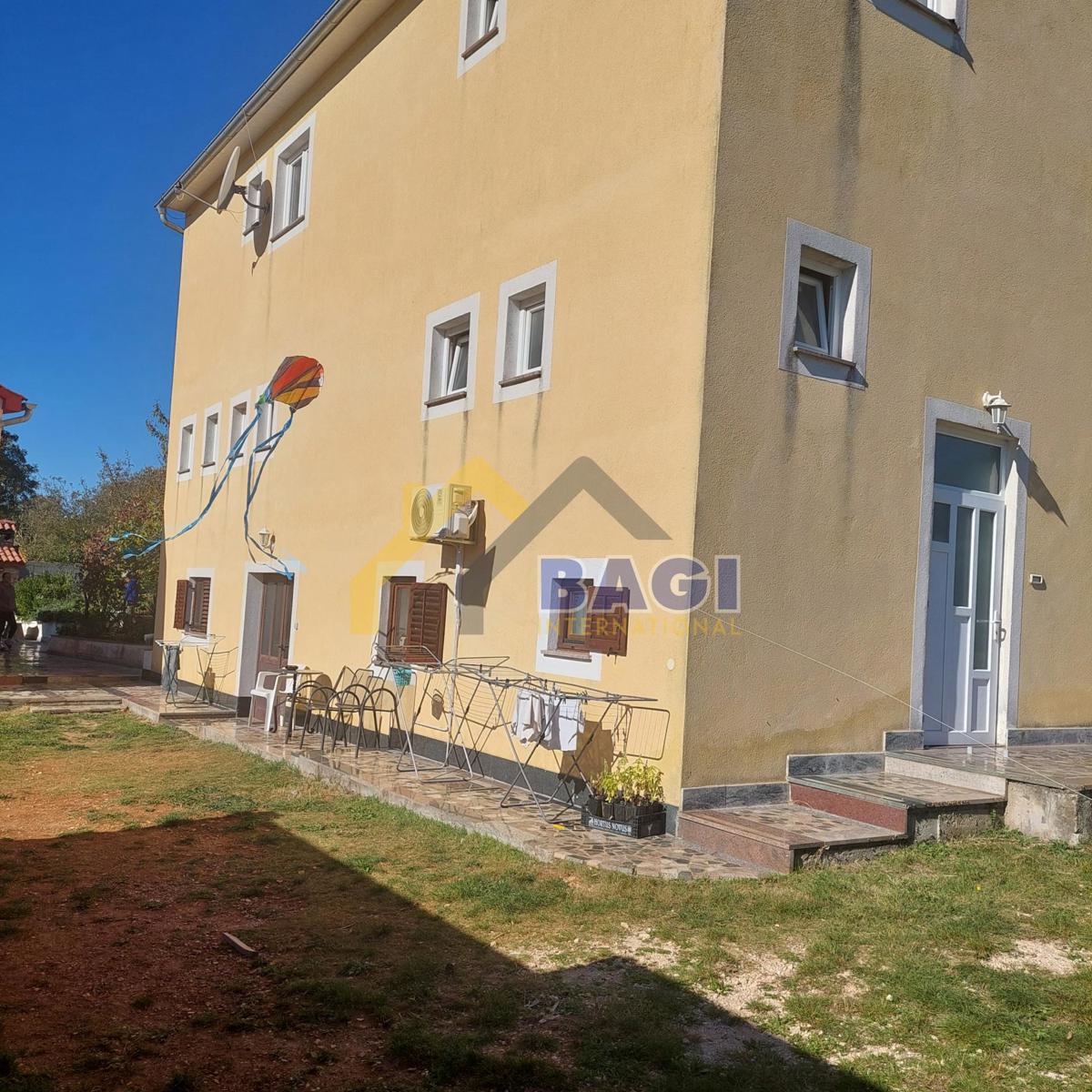 OCCASIONE NEI DINTORNI DI ROVIGNO-CASA CON 4 APPARTAMENTI + SPAZIO COMMERCIALE