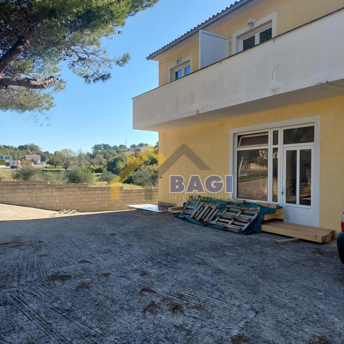 OCCASIONE NEI DINTORNI DI ROVIGNO-CASA CON 4 APPARTAMENTI + SPAZIO COMMERCIALE