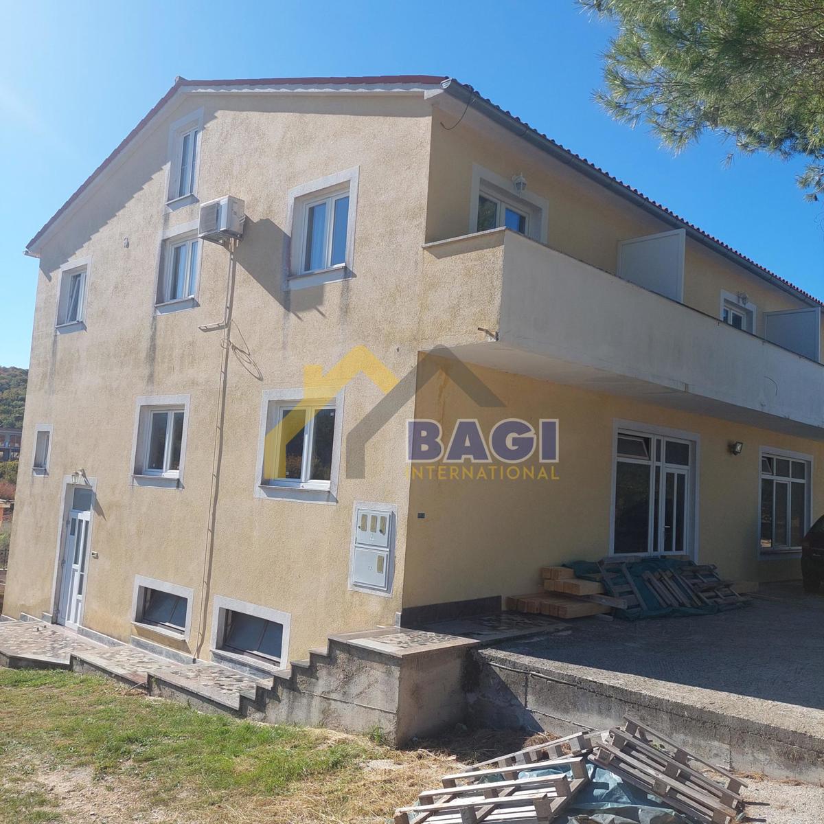 OCCASIONE NEI DINTORNI DI ROVIGNO-CASA CON 4 APPARTAMENTI + SPAZIO COMMERCIALE