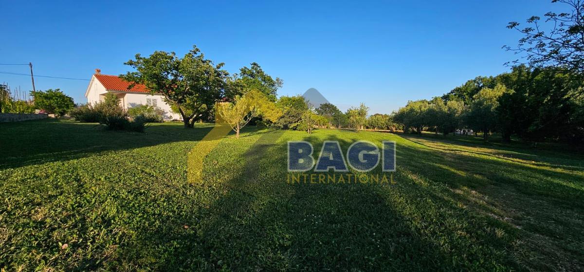 Casa con due appartamenti, vista mare, su 2420m2 di terreno