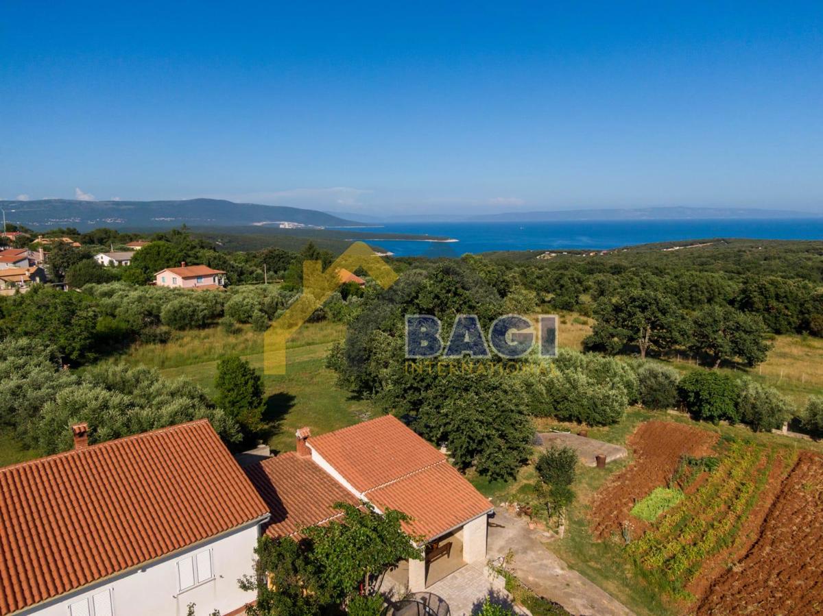 Casa con due appartamenti, vista mare, su 2420m2 di terreno